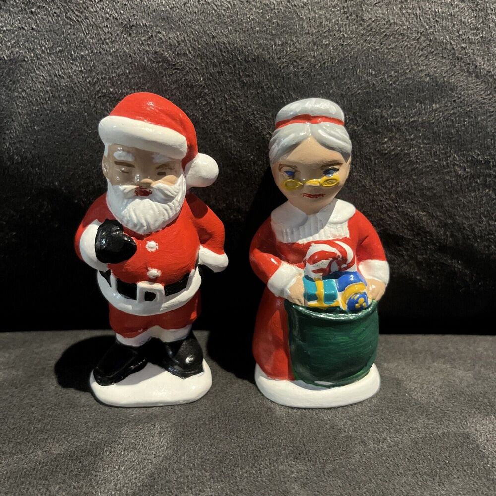Vintage Handpainted Ceramic Mr & Mrs Santa Claus Figuerines 4”